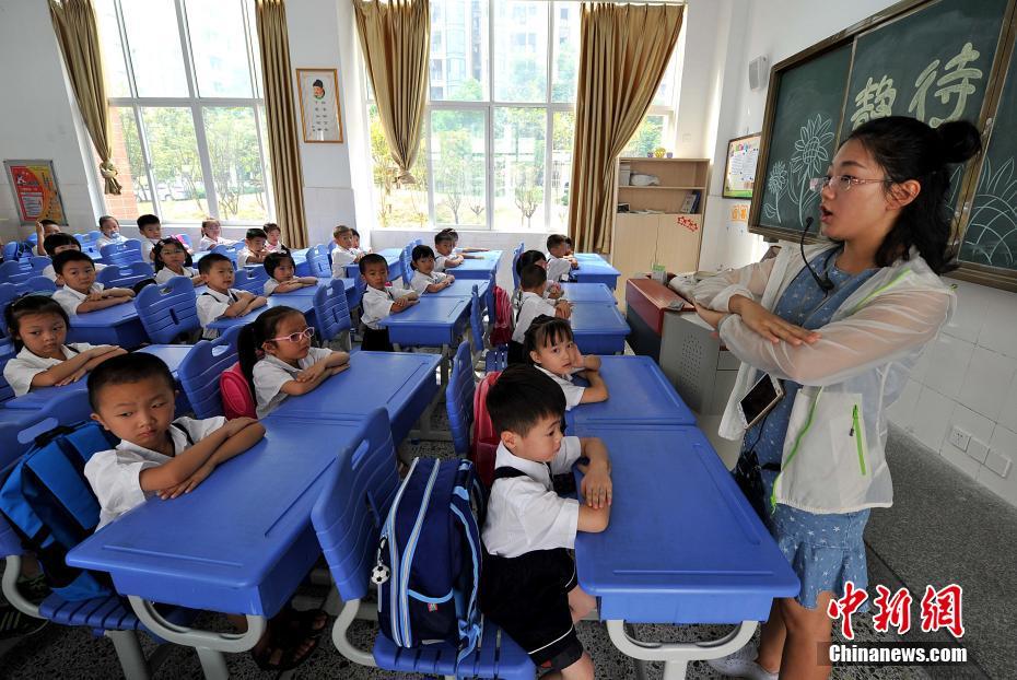 小學生開學首日學坐姿　養成良好生活和學習習慣