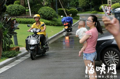 男童被撞身亡后，送外賣、快遞的電動(dòng)車昨仍頻頻進(jìn)入該小區(qū)