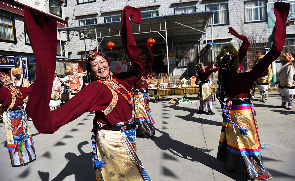 2月27日，拉薩市城關(guān)區(qū)阿壩林卡社區(qū)老年文藝隊表演舞蹈。