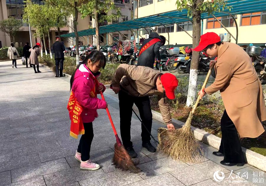   “學雷鋒”：邵武市通泰街道三里亭社區等舉辦“弘揚雷鋒精神 爭做時代新人”活動。楊若涵攝