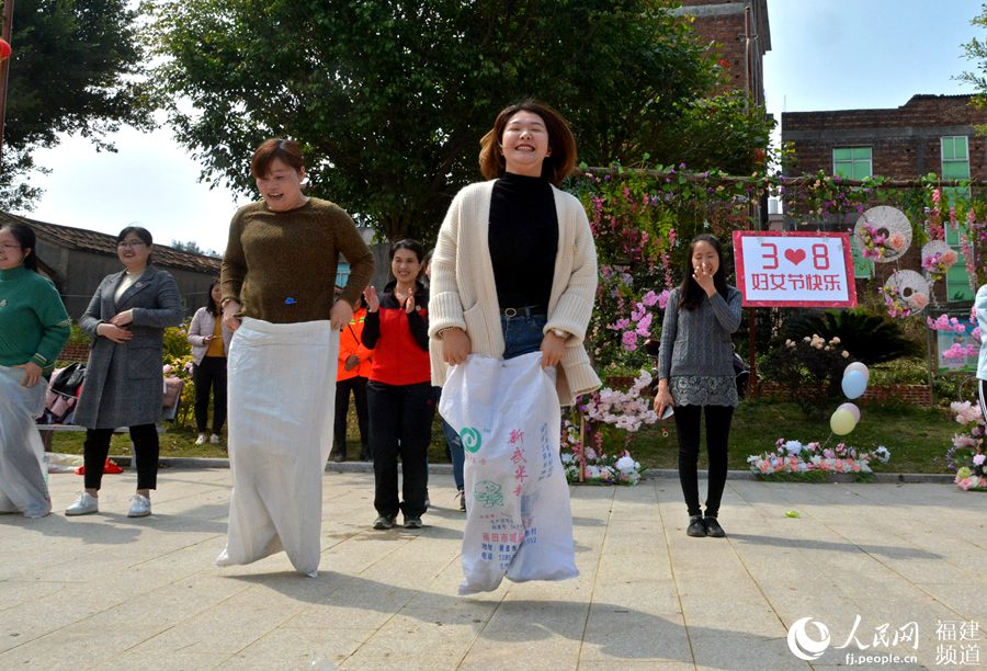  “迎三八”：泉州市泉港區的女干部在開展戶外拓展活動。林弘梫攝